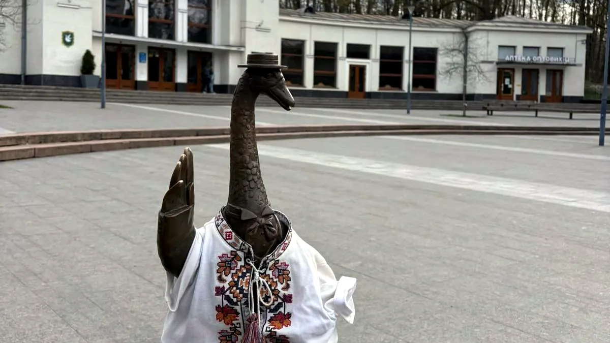 Гусак у вишиванці біля бювету мінеральних вод у Трускавці