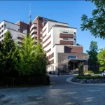 Сучасний корпус курорту Mirotel Resort & SPA у Трускавці з озелененням навколо