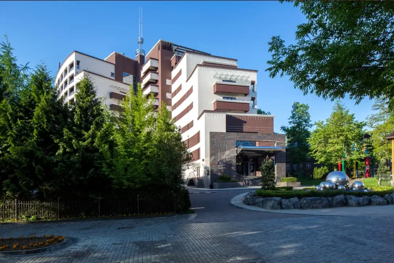 Сучасний корпус курорту Mirotel Resort & SPA у Трускавці з озелененням навколо