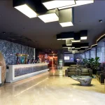 Рецепція Mirotel Resort & SPA у Трускавці із барною стійкою та комфортною зоною відпочинку