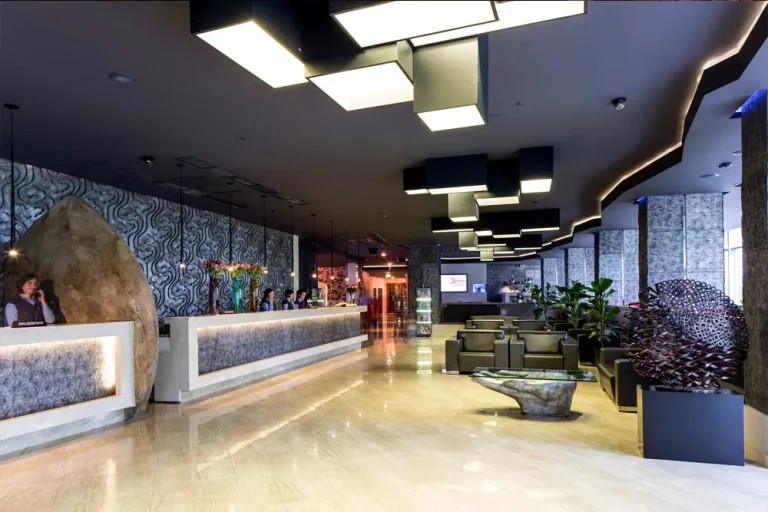 Рецепція Mirotel Resort & SPA у Трускавці із барною стійкою та комфортною зоною відпочинку