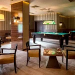 Кімната для більярду в Mirotel Resort & SPA у Трускавці з декількома столами та комфортними меблями