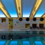 Критий басейн з лежаками в Mirotel Resort & SPA у Трускавці