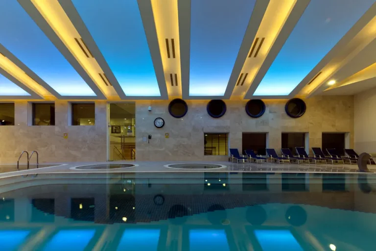 Критий басейн з лежаками в Mirotel Resort & SPA у Трускавці