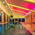 Водоспад і підсвітка в критому басейні спа в Mirotel Resort & SPA, Трускавець