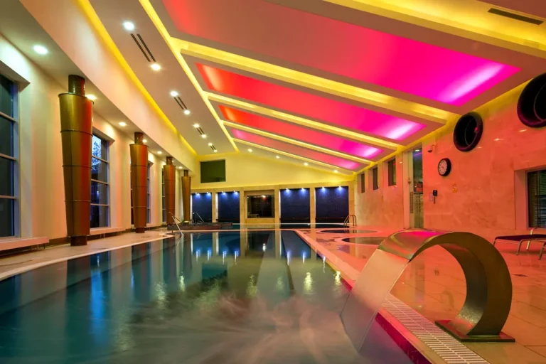 Водоспад і підсвітка в критому басейні спа в Mirotel Resort & SPA, Трускавець