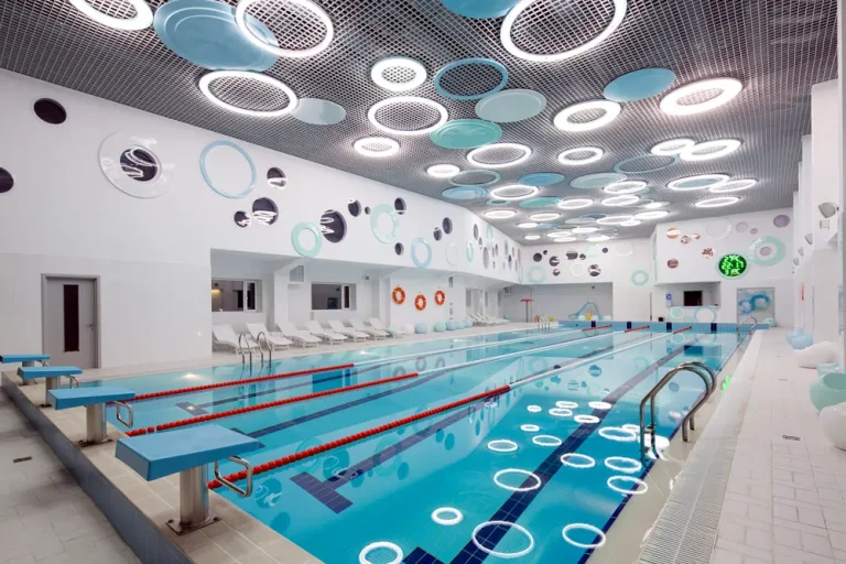 Критий басейн Mirotel Resort & SPA у Трускавці зі смугами для плавання