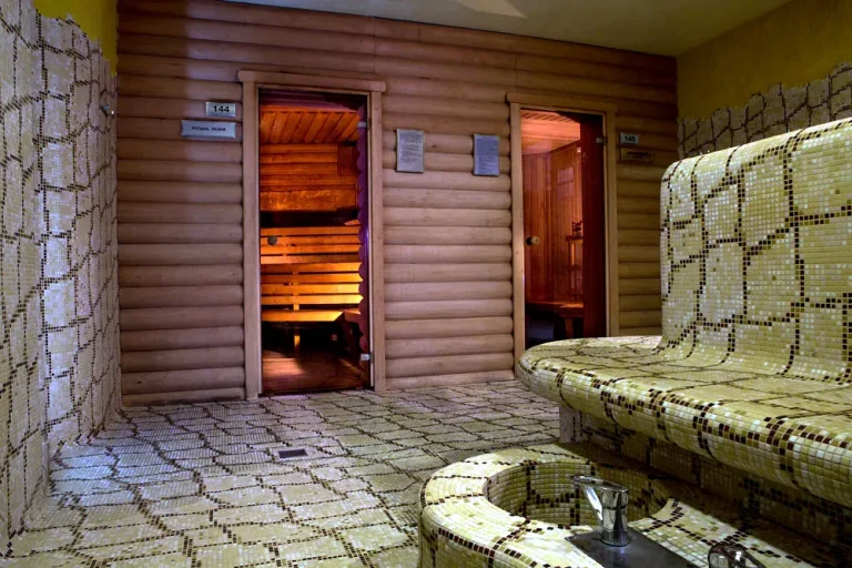 Сауна з мозаїчною лавкою та дерев’яними дверима у Mirotel Resort & SPA Трускавець