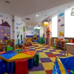 Дитяча ігрова кімната в Mirotel Resort & SPA у Трускавці з яскравим інтер’єром і іграшками