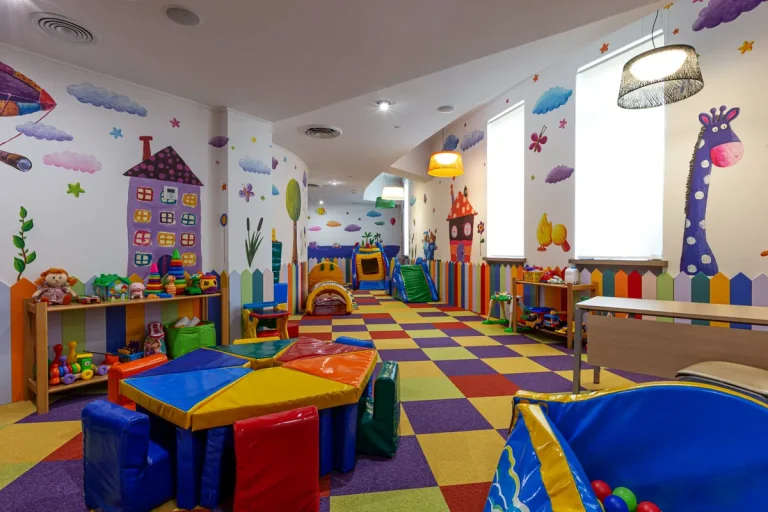 Дитяча ігрова кімната в Mirotel Resort & SPA у Трускавці з яскравим інтер’єром і іграшками