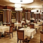 Інтер’єр ресторану Mirotel Resort & SPA у Трускавці з оформленням столів і стільців