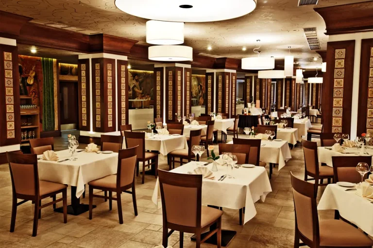 Інтер’єр ресторану Mirotel Resort & SPA у Трускавці з оформленням столів і стільців
