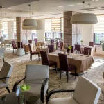 Ресторан у Mirotel Resort & SPA у Трускавці з сучасним інтер’єром і столами для гостей