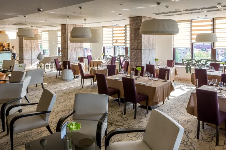 Ресторан у Mirotel Resort & SPA у Трускавці з сучасним інтер’єром і столами для гостей