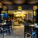 Тераса ресторану з ротанговими меблями в Mirotel Resort & SPA у Трускавці