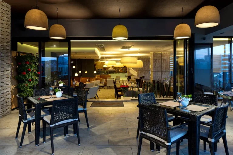 Тераса ресторану з ротанговими меблями в Mirotel Resort & SPA у Трускавці