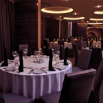 Ресторан Mirotel Resort & SPA у Трускавці з елегантним накриттям столів для гостей
