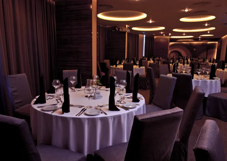 Ресторан Mirotel Resort & SPA у Трускавці з елегантним накриттям столів для гостей