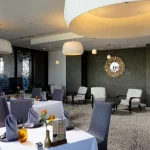 Інтер’єр ресторану в Mirotel Resort & SPA у Трускавці з оформленням столів і комфортними кріслами