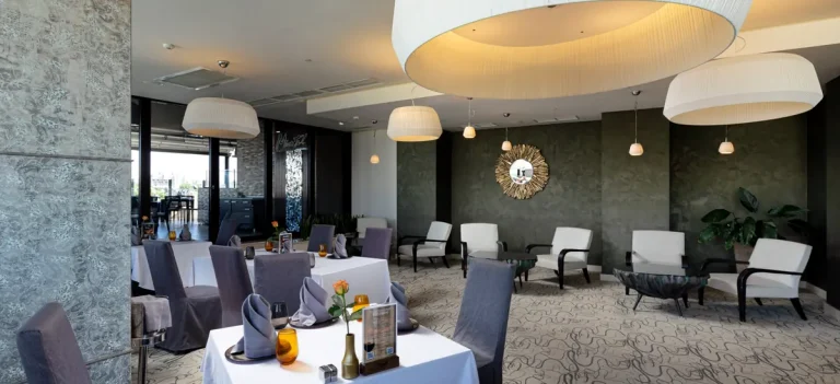 Інтер’єр ресторану в Mirotel Resort & SPA у Трускавці з оформленням столів і комфортними кріслами
