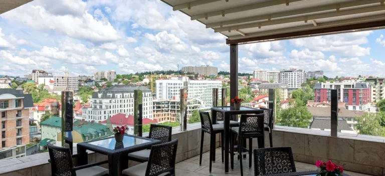 Відкритий балкон Mirotel Resort & SPA з видом на Трускавець
