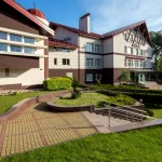 Фасад та доглянута територія санаторію Mirotel Resort & SPA у Трускавці
