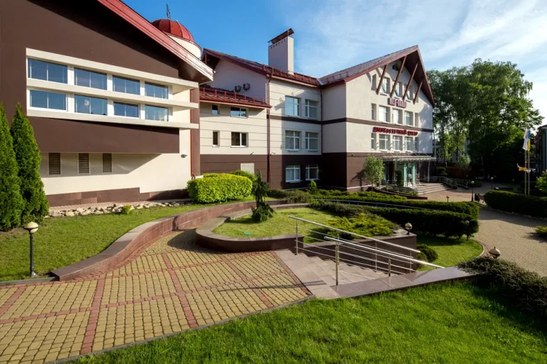 Фасад та доглянута територія санаторію Mirotel Resort & SPA у Трускавці