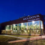 Фасад санаторію «Молдова» у Трускавці з вечірнім підсвічуванням та інтер’єром SPA