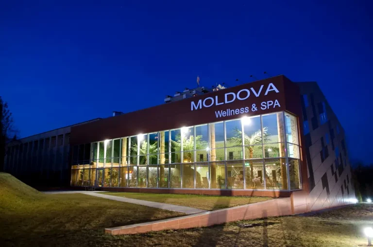 Фасад санаторію «Молдова» у Трускавці з вечірнім підсвічуванням та інтер’єром SPA