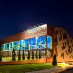 Санаторій Молдова у Трускавці вечірній вигляд з підсвіткою і великими вікнами