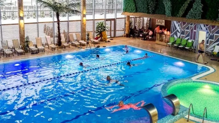 Критий басейн та джакузі в санаторії «Молдова» у Трускавці для SPA і лікування
