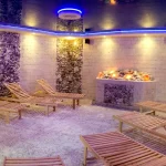 Соляна кімната з лежаками у санаторії «Молдова» у Трускавці для лікувального відпочинку