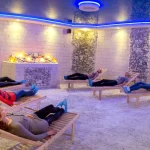 Соляна кімната санаторію «Молдова» у Трускавці з відпочивальниками на лежаках