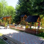 Дитячий майданчик у парку санаторію Молдова у Трускавці на літній сонячний день