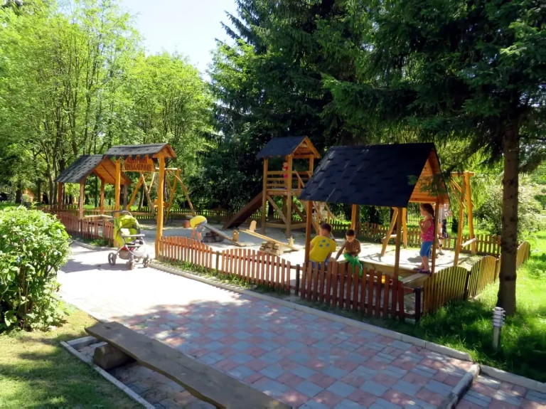 Дитячий майданчик у парку санаторію Молдова у Трускавці на літній сонячний день