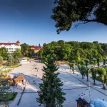 Вілла «Моцарт» у Трускавці біля парку та пішохідної зони в сонячний день