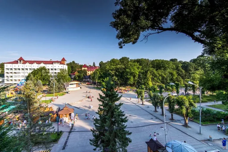 Вілла «Моцарт» у Трускавці біля парку та пішохідної зони в сонячний день