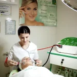 Процедура електростимуляції обличчя косметологом у Трускавці в спа-центрі готелю Нафтуся