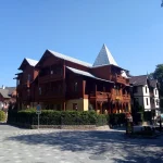 Готель «Парк» у Трускавці на вулиці з деревами і пішоходами