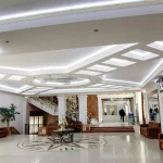 Холл санатория Rixos-Prykarpattya с диванами, колоннами и декоративным освещением в Трускавце