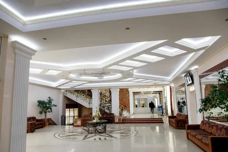 Холл санатория Rixos-Prykarpattya с диванами, колоннами и декоративным освещением в Трускавце