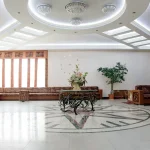Интерьер вестибюля курортного комплекса Rixos Prykarpattya в Трускавце с диванами и декоративным столом