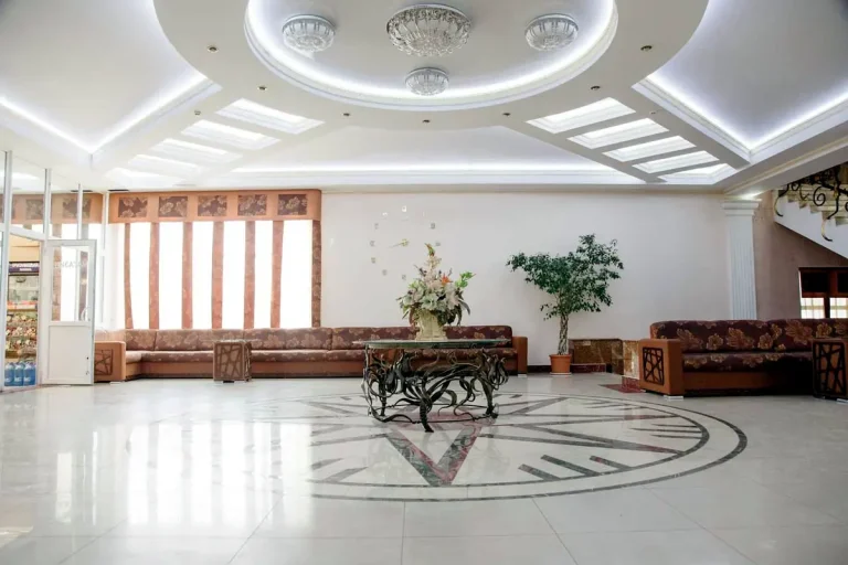 Интерьер вестибюля курортного комплекса Rixos Prykarpattya в Трускавце с диванами и декоративным столом