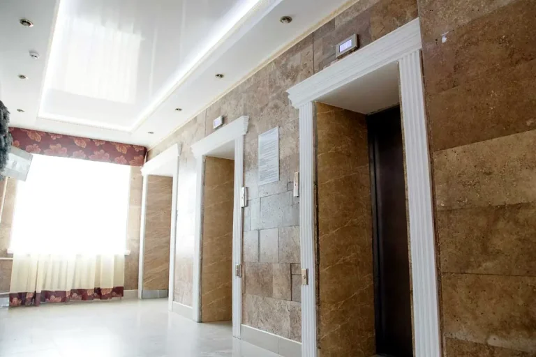 Коридор с двумя лифтами в курортном комплексе Rixos-Prykarpattya в Трускавце