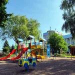 Детская площадка с горками и качелями на территории курортного комплекса в Трускавце