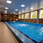 Крытый бассейн в курортном комплексе Rixos-Prykarpattya в Трускавце с подсветкой и фонтаном