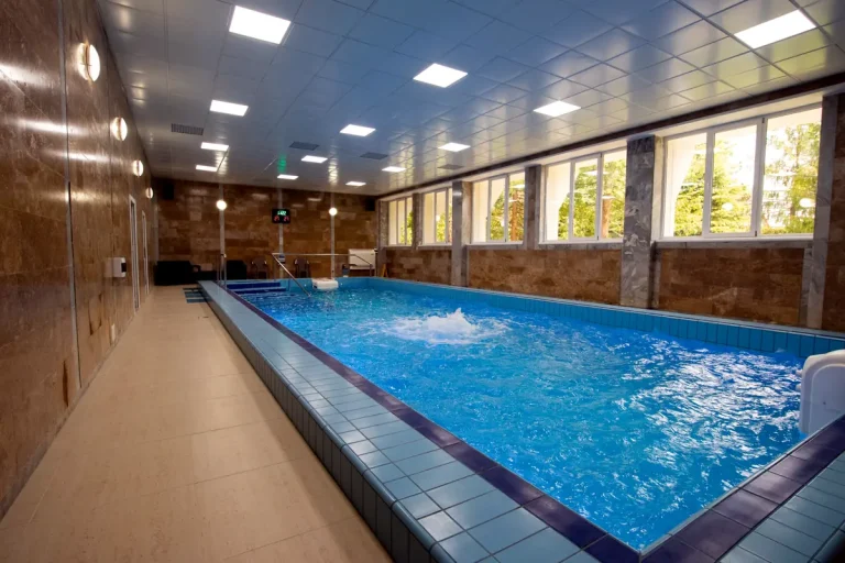 Крытый бассейн в курортном комплексе Rixos-Prykarpattya в Трускавце с подсветкой и фонтаном
