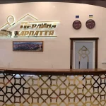 Ресепшн курортного комплекса Жемчужина Прикарпатья в Трускавце с часами и декоративной стойкой