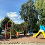 Детская площадка на территории курортного комплекса в Трускавце среди зелени