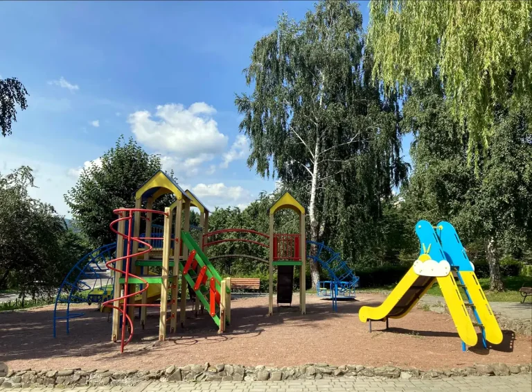 Детская площадка на территории курортного комплекса в Трускавце среди зелени